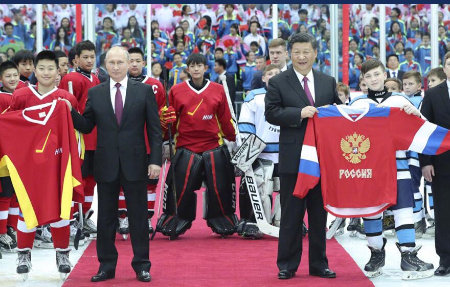 习近平同俄罗斯总统普京共同观看中俄青少年冰球友谊赛