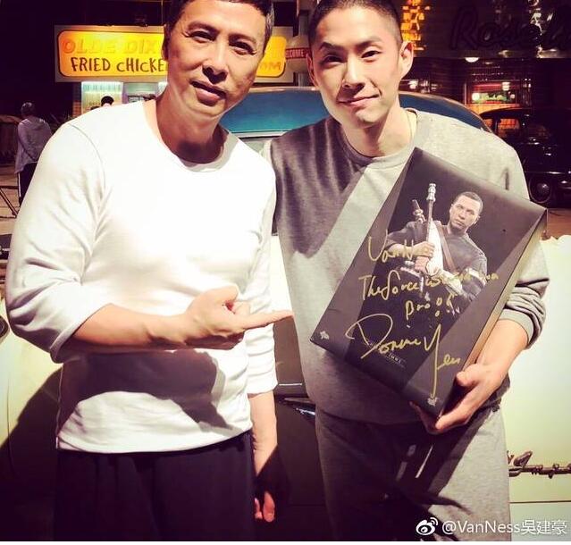 迷弟？吴建豪甄子丹合影 网友调侃：你是去剧组追星的吧？