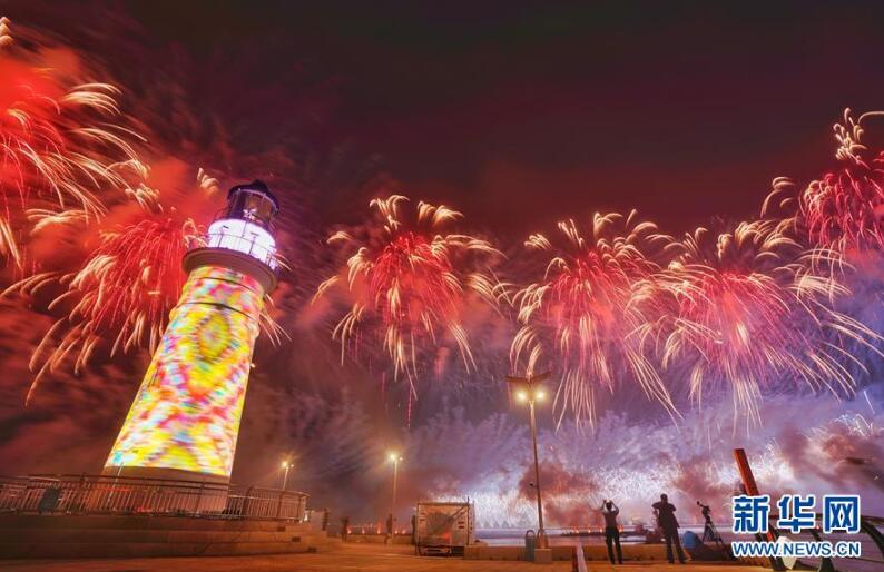 灯光焰火艺术表演在青岛举行
