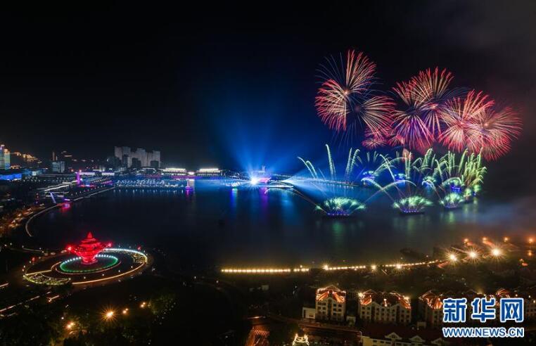 灯光焰火艺术表演在青岛举行