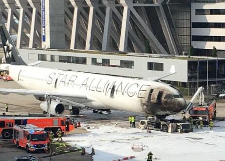 立即扑灭?德国客机着火 10名机场工作人员被