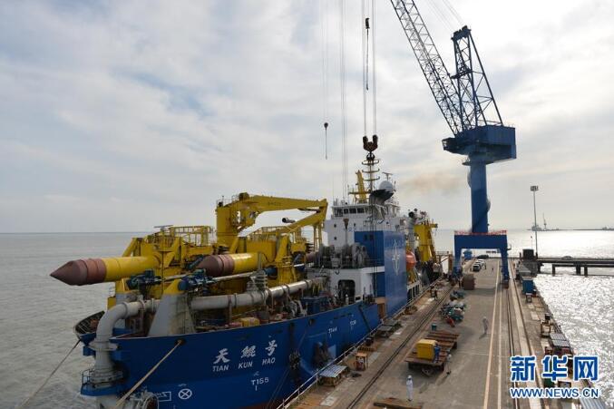 我国自主研发的疏浚重器“天鲲号”首次试航成功