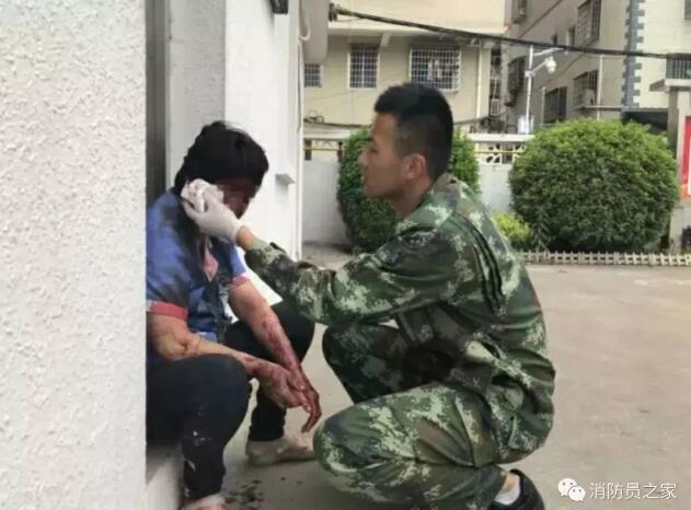 致敬!2018年最美逆行者的感人瞬间,请为他们点赞!