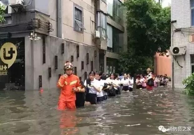 致敬!2018年最美逆行者的感人瞬间,请为他们点赞!