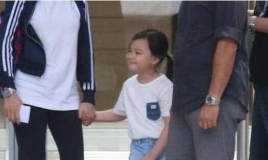 刘德华女儿正面 一点都不像别的明星家孩子什么都要名牌很接地气