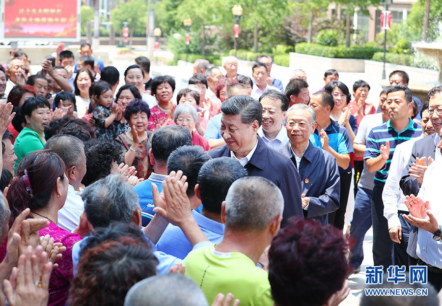 6月12日,中共中央总书记、国家主席、中央军委主席习近平在山东青岛考察。这是习近平在青岛市李沧区世园街道上流佳苑社区同居民亲切握手。新华社记者 谢环驰 摄