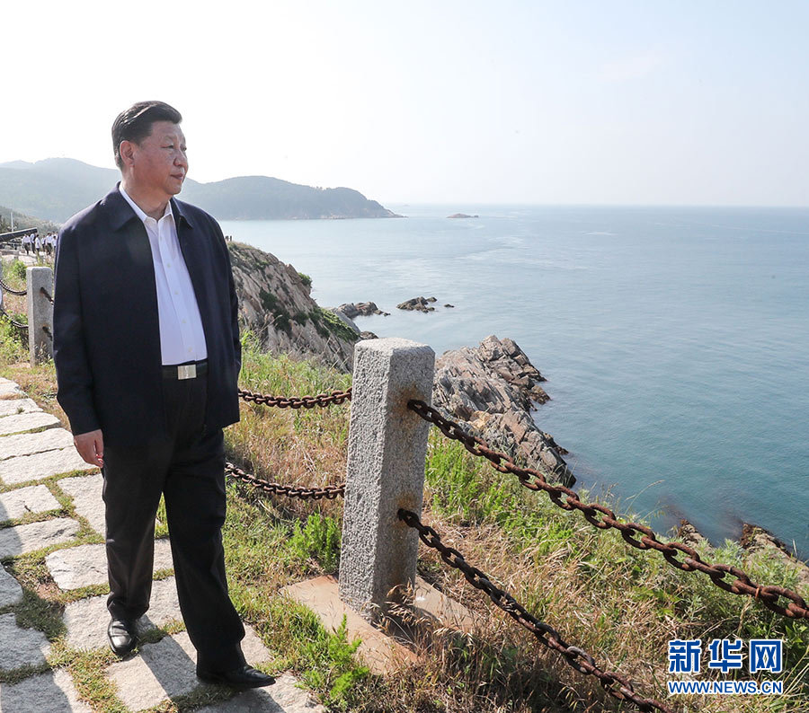 6月12日,中共中央总书记、国家主席、中央军委主席习近平在山东威海考察。这是习近平在胶东(威海)党性教育基地刘公岛教学区察看北洋海军炮台遗址。新华社记者 谢环驰 摄