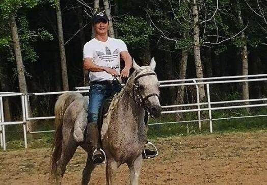 吴京晒儿子骑马：超级小“战狼”“吴所谓”出场！比他爸帅