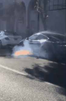 洛杉矶特斯拉Model S自燃 行驶途中起火场面恐怖！
