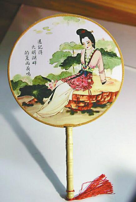 天下第一泉景区推60款“伴手礼” 济南元素十足 既有“济南名士”扑克牌又有“夏雨荷”团扇