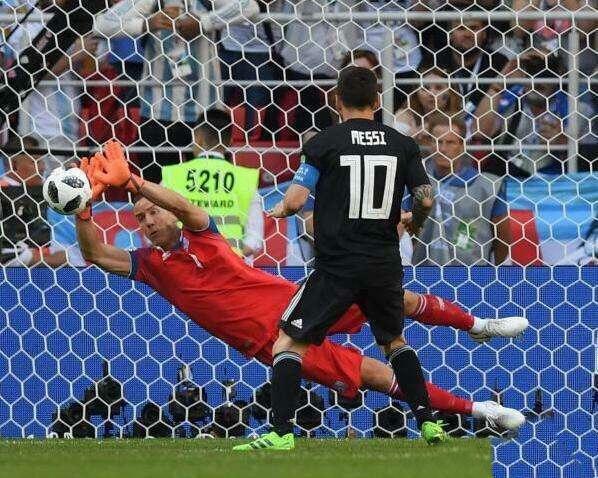 这个导演火了!冰岛门将扑出梅西点球 陈奕迅赛