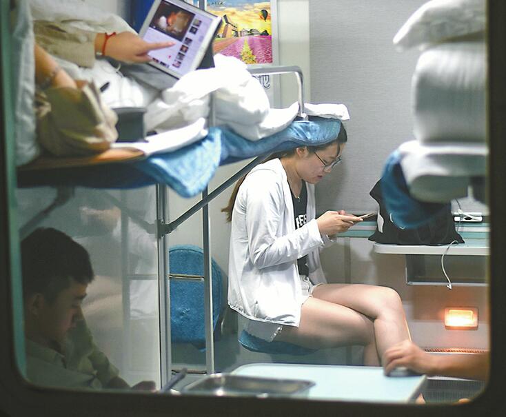 济沪间高铁密集普客列车仍受宠 