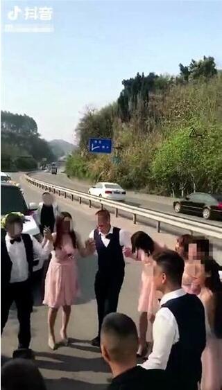 婚礼车队国道上占道跳舞拍视频 交警:不帅也不