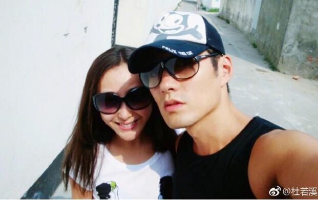 升级成父母！杜若溪产女 严屹宽微博晒宝宝脚印（图）