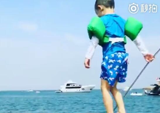 是亲生的吗?Jasper表演跳海为母庆生 应采儿拍手叫好