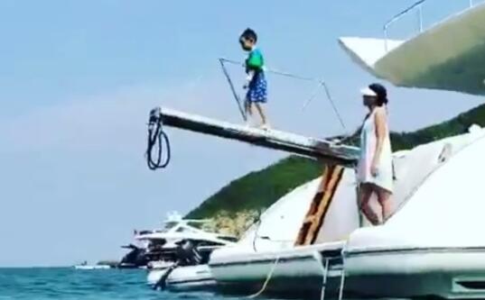 社会！Jasper表演跳海为母庆生 纵身跃入大海胆真大