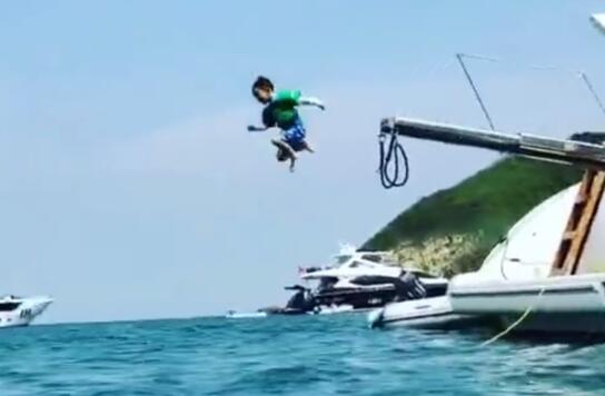 社会！Jasper表演跳海为母庆生 纵身跃入大海胆真大