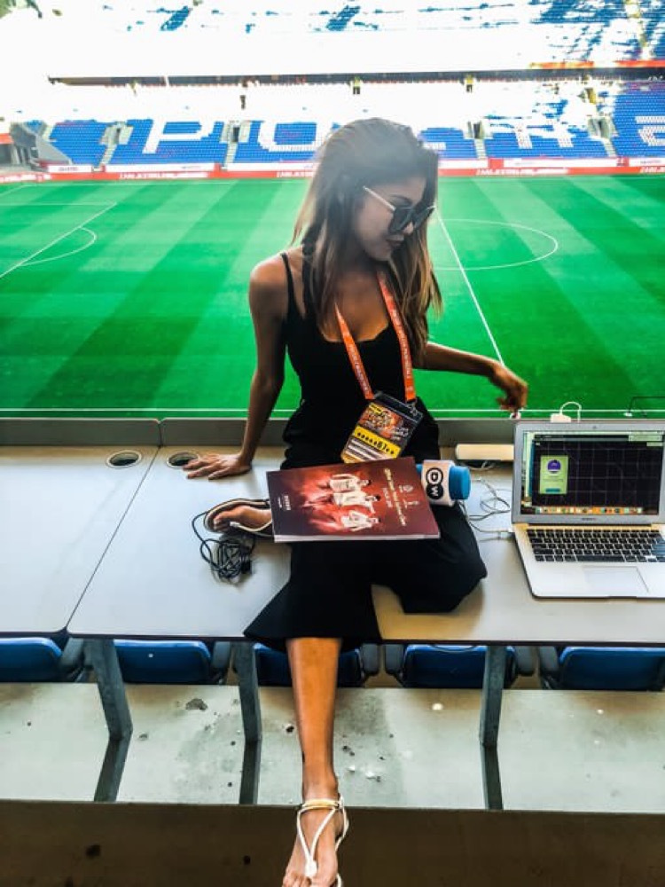 嗨过头还是性骚扰?直播世界杯遭强吻 色球迷揩油女主播