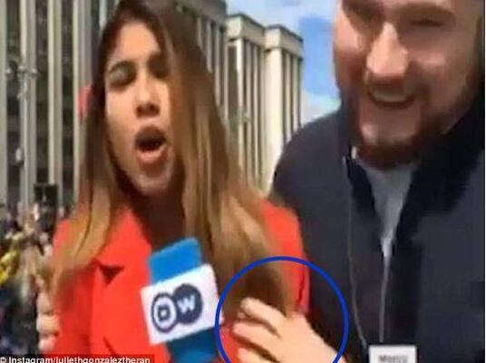 嗨过头还是性骚扰?直播世界杯遭强吻 色球迷揩油女主播