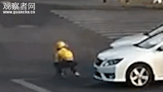 命真大！外卖哥闯红灯被撞 被撞飞后一个后空翻竟然稳稳站住了