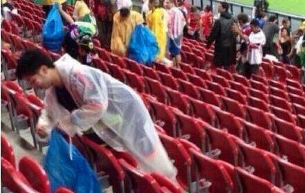 日球迷赛后捡垃圾:哥伦比亚球迷赞叹日本人的自律与秩序