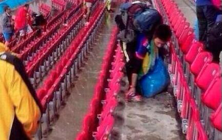 日球迷赛后捡垃圾:哥伦比亚球迷赞叹日本人的自律与秩序