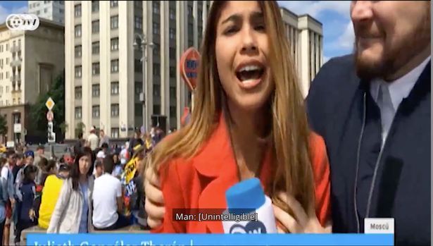 此仇不报非君子!直播世界杯遭强吻+袭胸 女主播发帖寻人