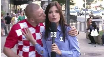 此仇不报非君子!直播世界杯遭强吻+袭胸 女主播发帖寻人