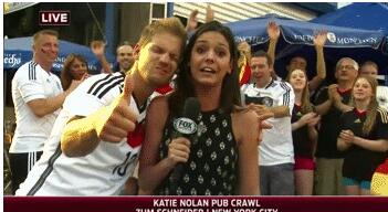 此仇不报非君子!直播世界杯遭强吻+袭胸 女主播发帖寻人