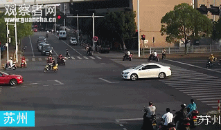 外卖哥闯红灯被撞!外卖小哥闯红灯被小轿车撞飞 空翻后稳稳落地(图)