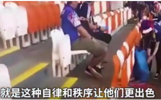 日本球迷赛后捡垃圾 令输给日本的哥伦比亚球迷也赞叹