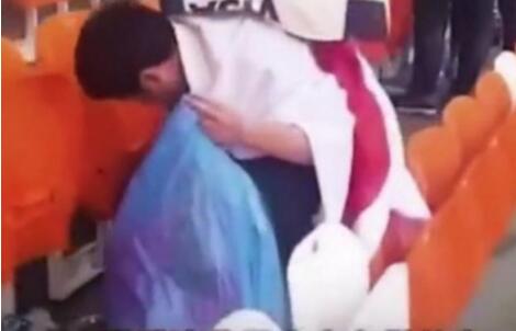 日本球迷赛后捡垃圾 令输给日本的哥伦比亚球迷也赞叹