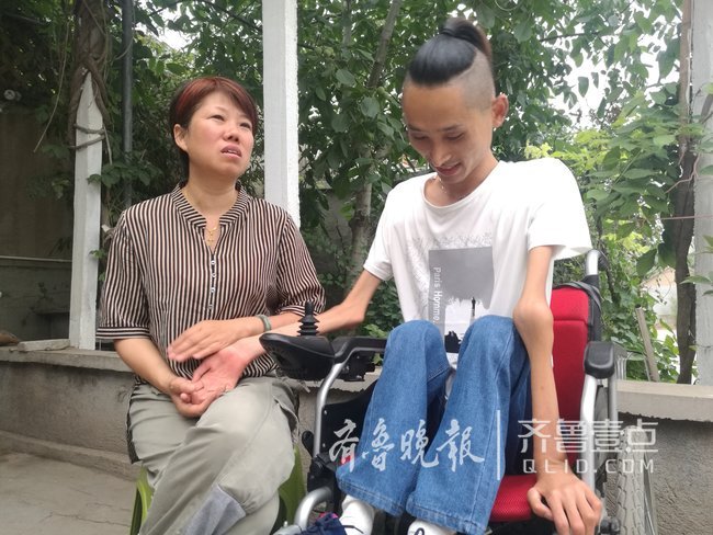 活着就要挑战!渐冻症小伙爬泰山 用10个小时的努力到达南天门