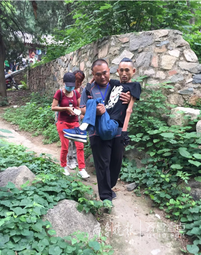 活着就要挑战!渐冻症小伙爬泰山 用10个小时的努力到达南天门