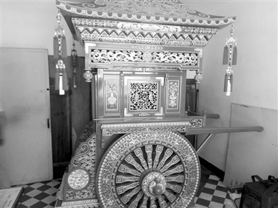 退休老人打造17辆古代版劳斯莱斯 最大一辆高两米