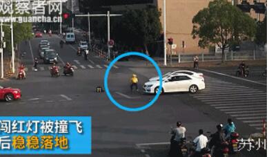 高手在民间系列又出传奇！外卖哥闯红灯被撞飞 空翻后稳稳落地(图) 