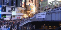 世界杯首战告捷！日本球迷跳河庆祝赢球 从道顿堀运河一跃而下