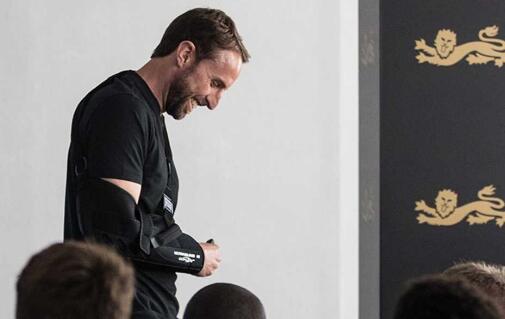 真相竟是这?英主帅肩膀脱臼 