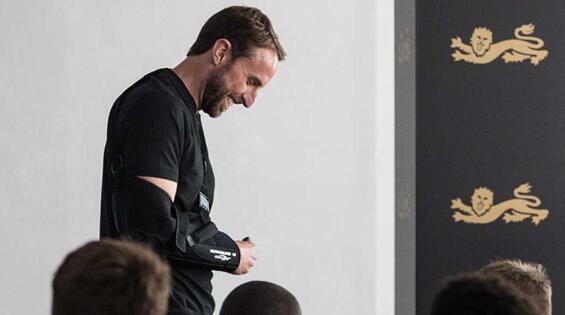 哀兵必胜?英主帅跑步致肩膀脱臼 再也不能疯狂的庆祝进球了