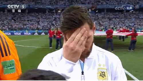 老铁很扎心！马拉多纳咬手指为阿根廷祈祷 出线告急梅西全场隐身