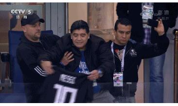 老铁很扎心！马拉多纳咬手指为阿根廷祈祷 出线告急梅西全场隐身