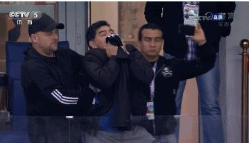 老铁很扎心！马拉多纳咬手指为阿根廷祈祷 出线告急梅西全场隐身