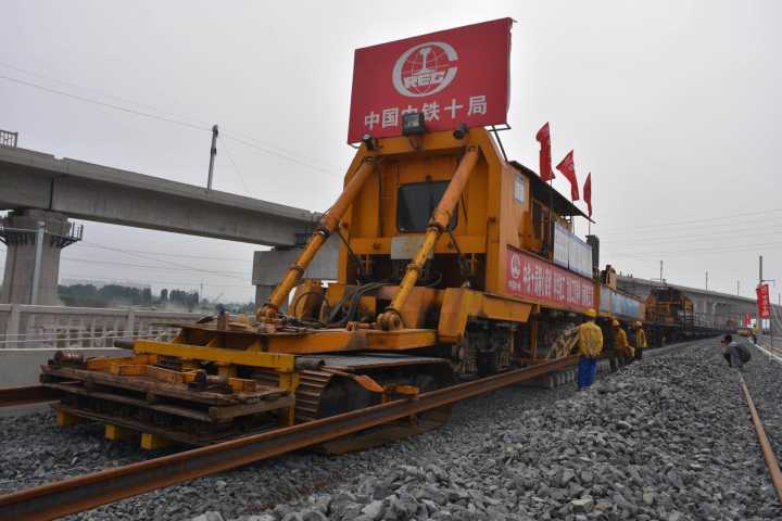 石济客专全线铺轨贯通 与济青高铁会师济南东站