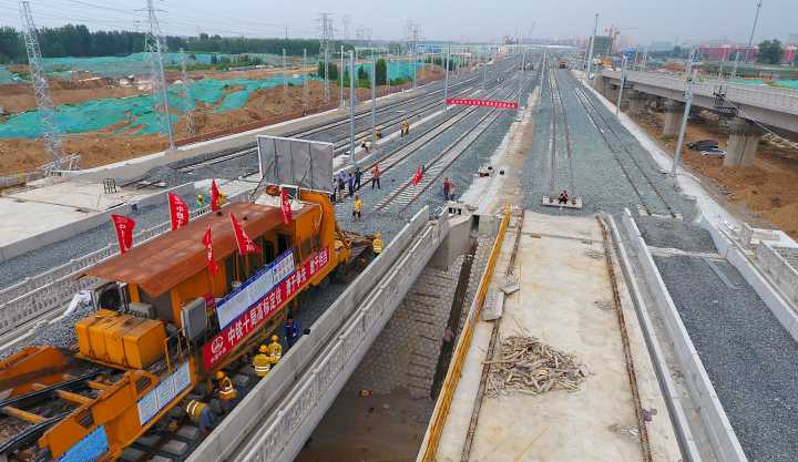 石济客专全线铺轨贯通 与济青高铁会师济南东站