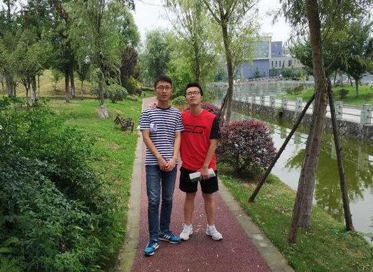 这波操作666!男生寝室种西瓜 两名