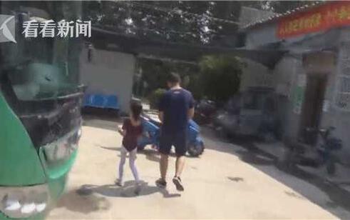 真相惊呆!坐公交跟丢女儿 有个不靠谱的爸爸是怎样一种体验 