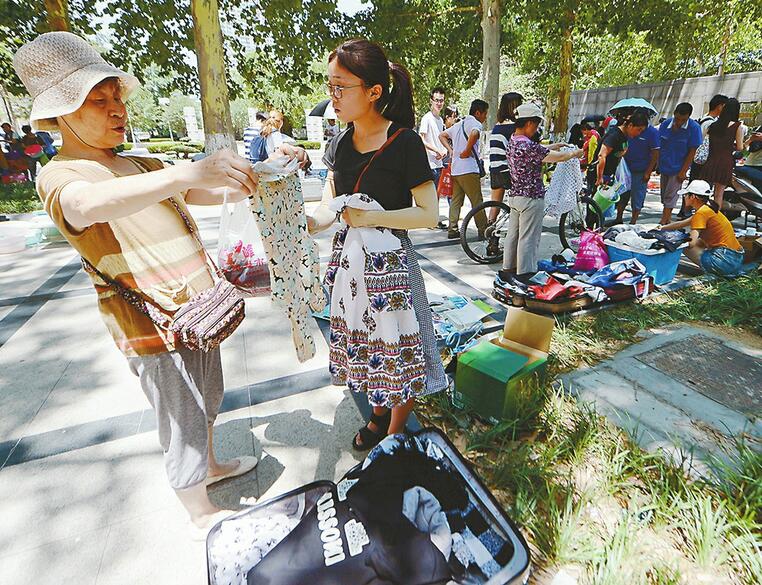 山东大学跳蚤市场引来居民选购