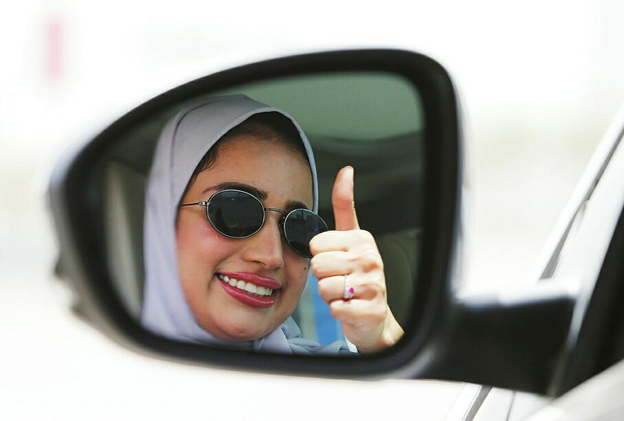 沙特首批女司机驶上街头