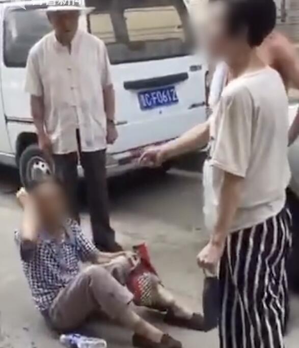 真的不孝?女子当众殴打母亲要求“还钱” 原来是精神有问题已经送医