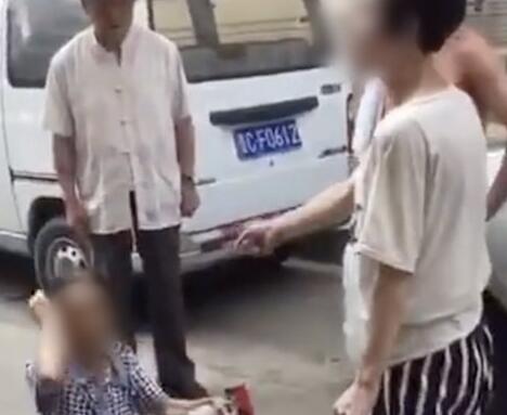 什么仇怨?女子当众殴打母亲 网友:精神病成